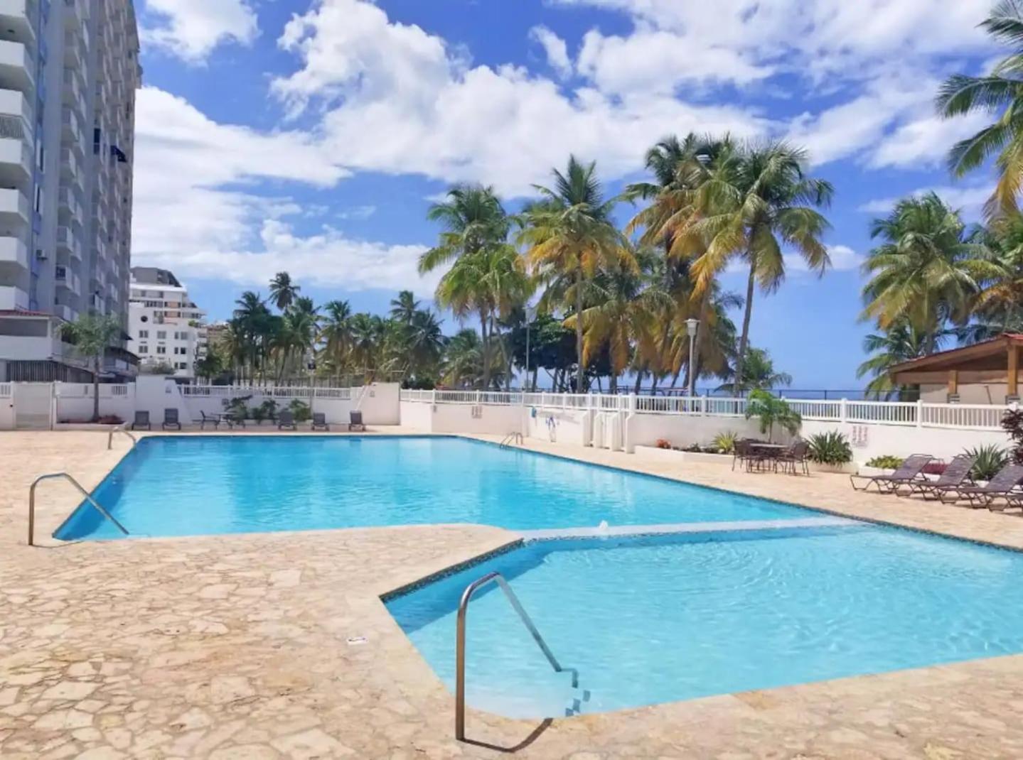 Sunset Paradise Cozy Beachfront Escape - Isla Verde San Juan Zewnętrze zdjęcie
