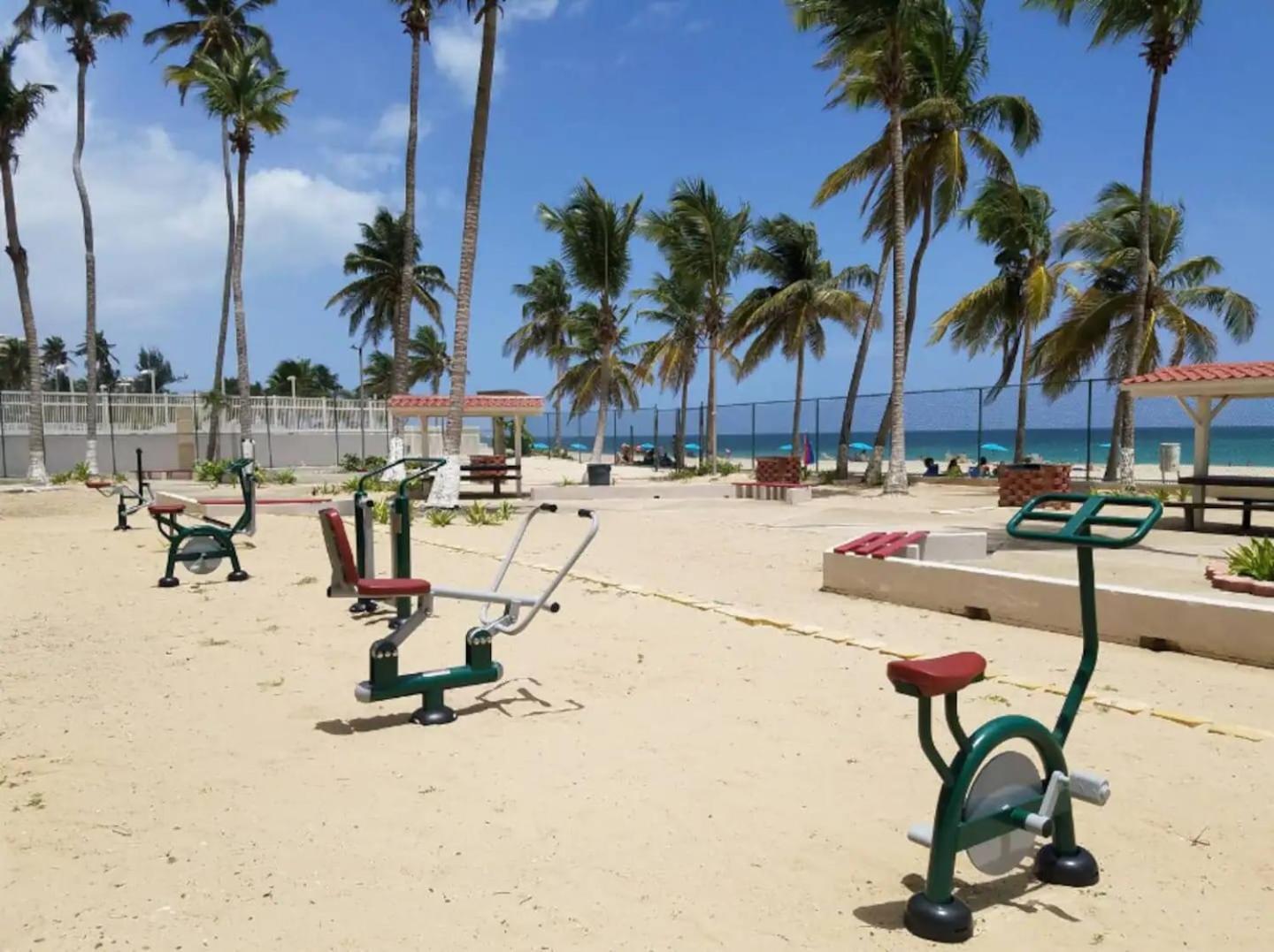 Sunset Paradise Cozy Beachfront Escape - Isla Verde San Juan Zewnętrze zdjęcie