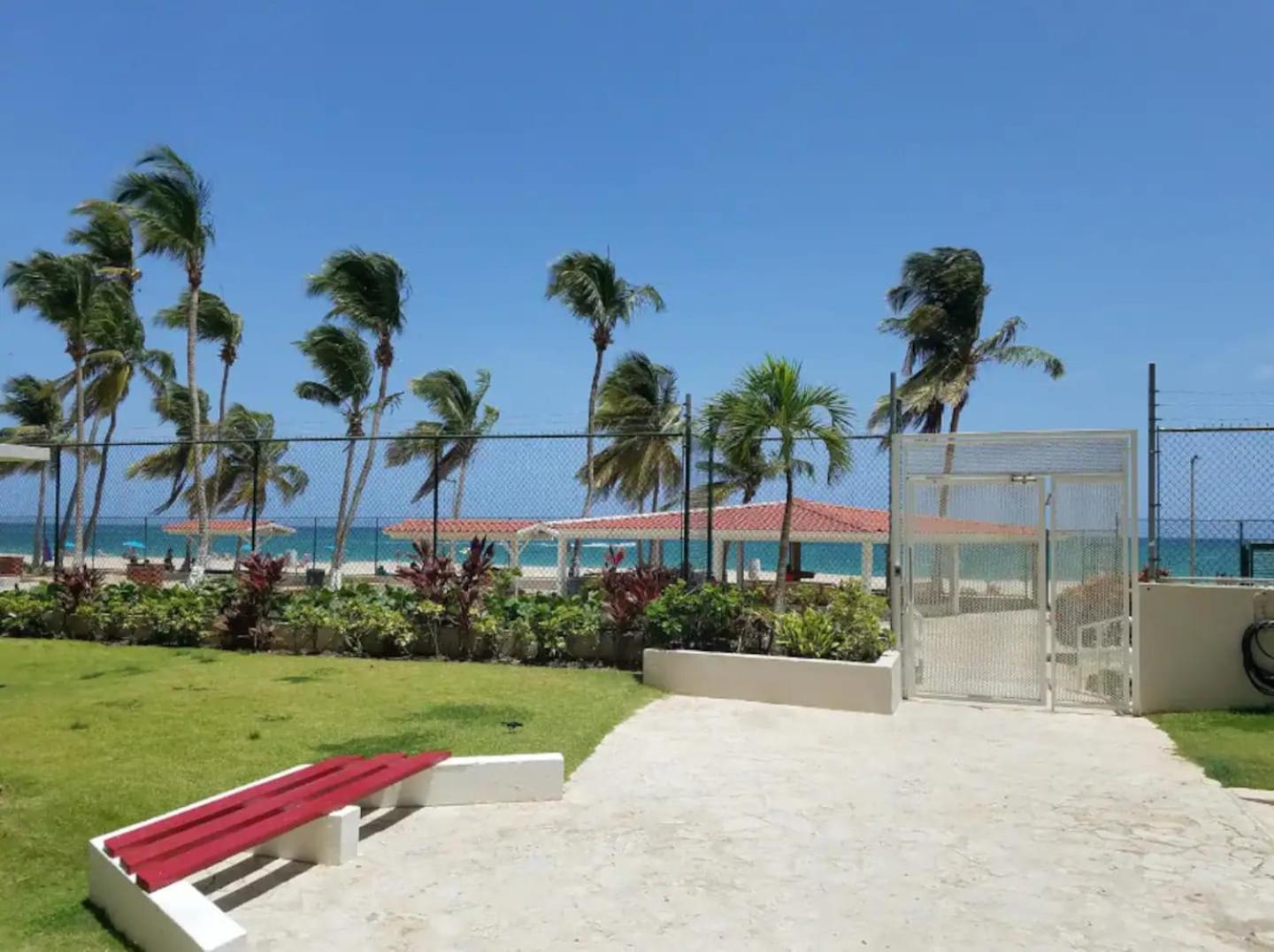 Sunset Paradise Cozy Beachfront Escape - Isla Verde San Juan Zewnętrze zdjęcie