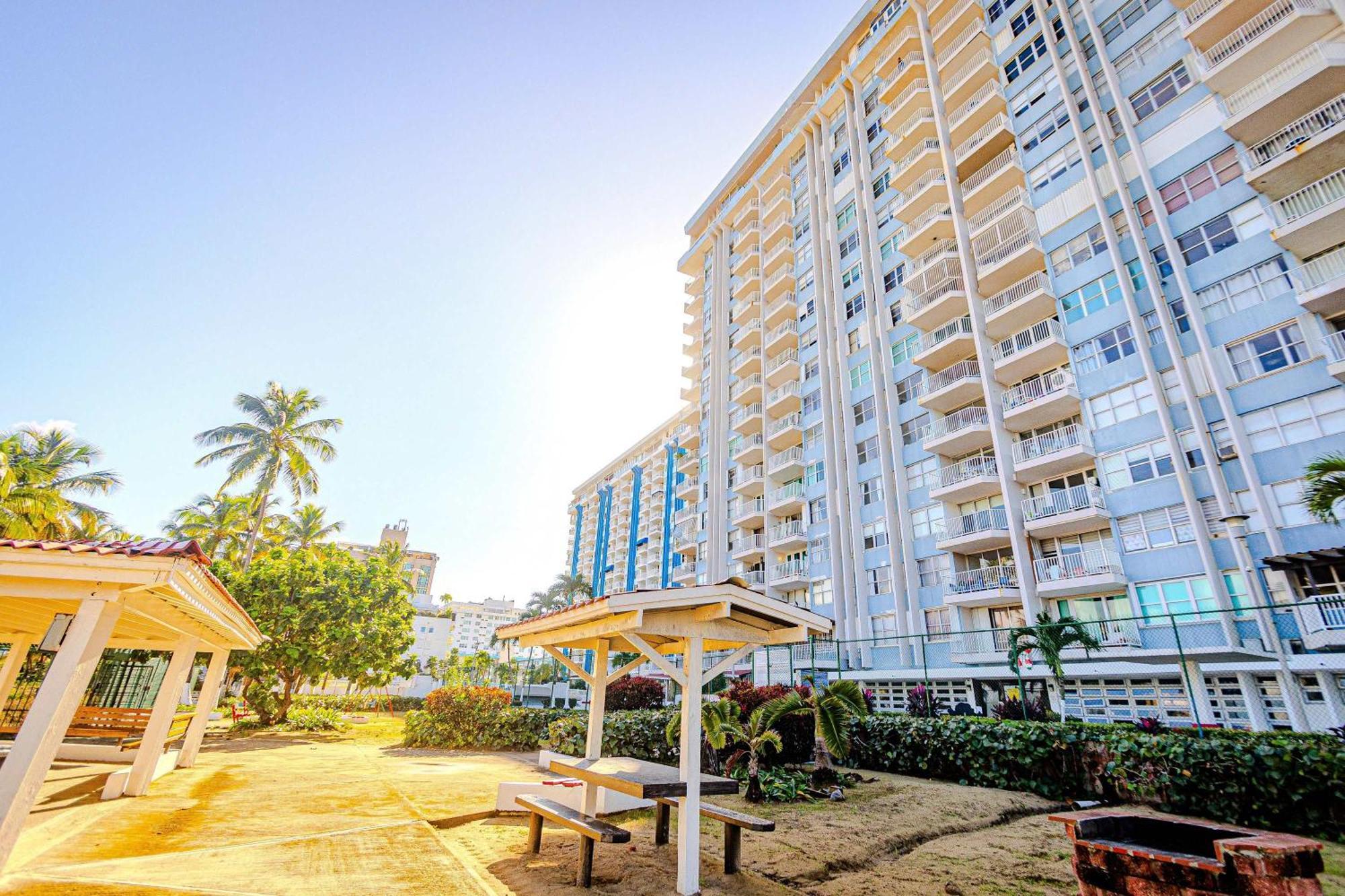Sunset Paradise Cozy Beachfront Escape - Isla Verde San Juan Zewnętrze zdjęcie