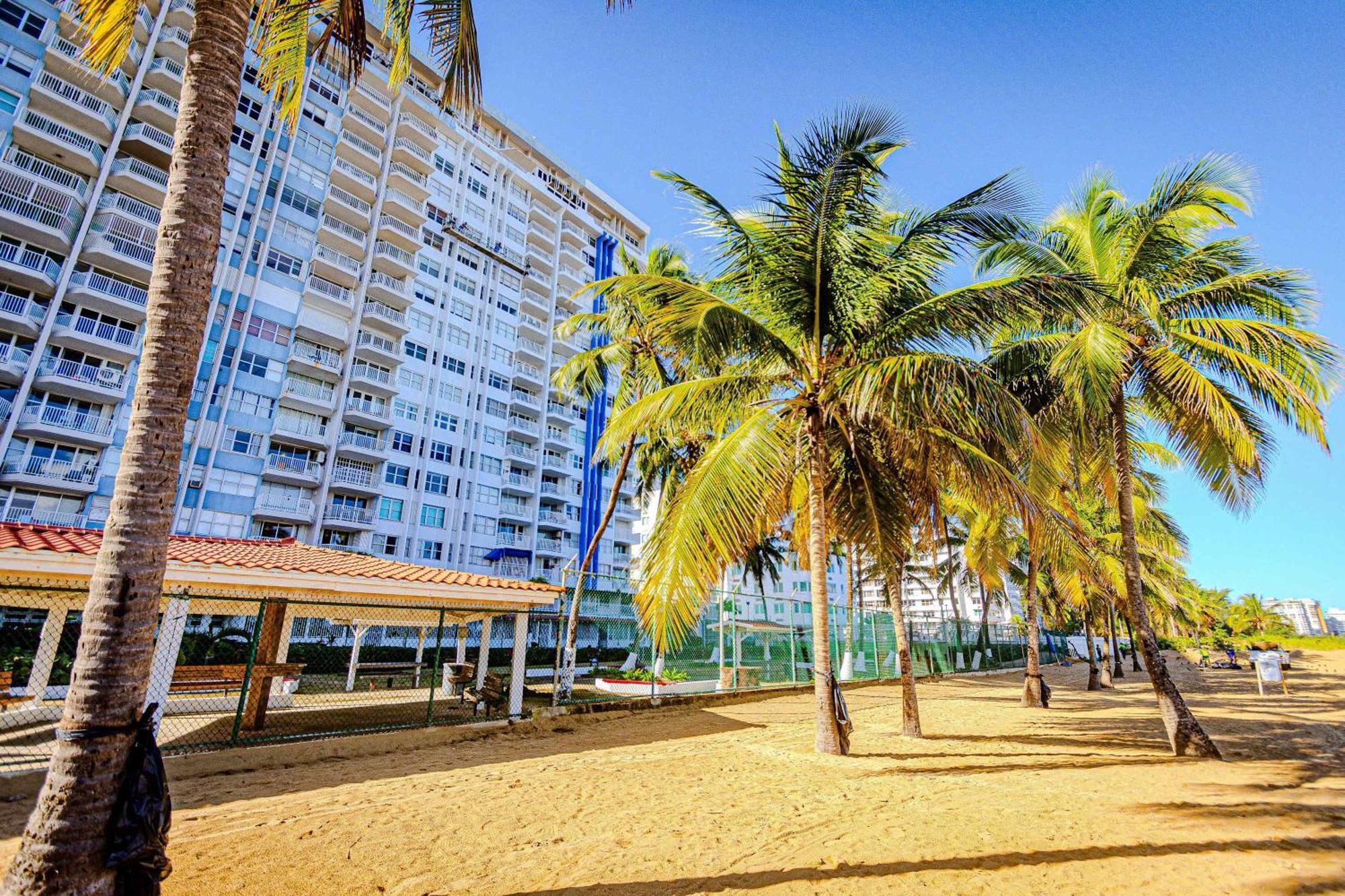 Sunset Paradise Cozy Beachfront Escape - Isla Verde San Juan Zewnętrze zdjęcie