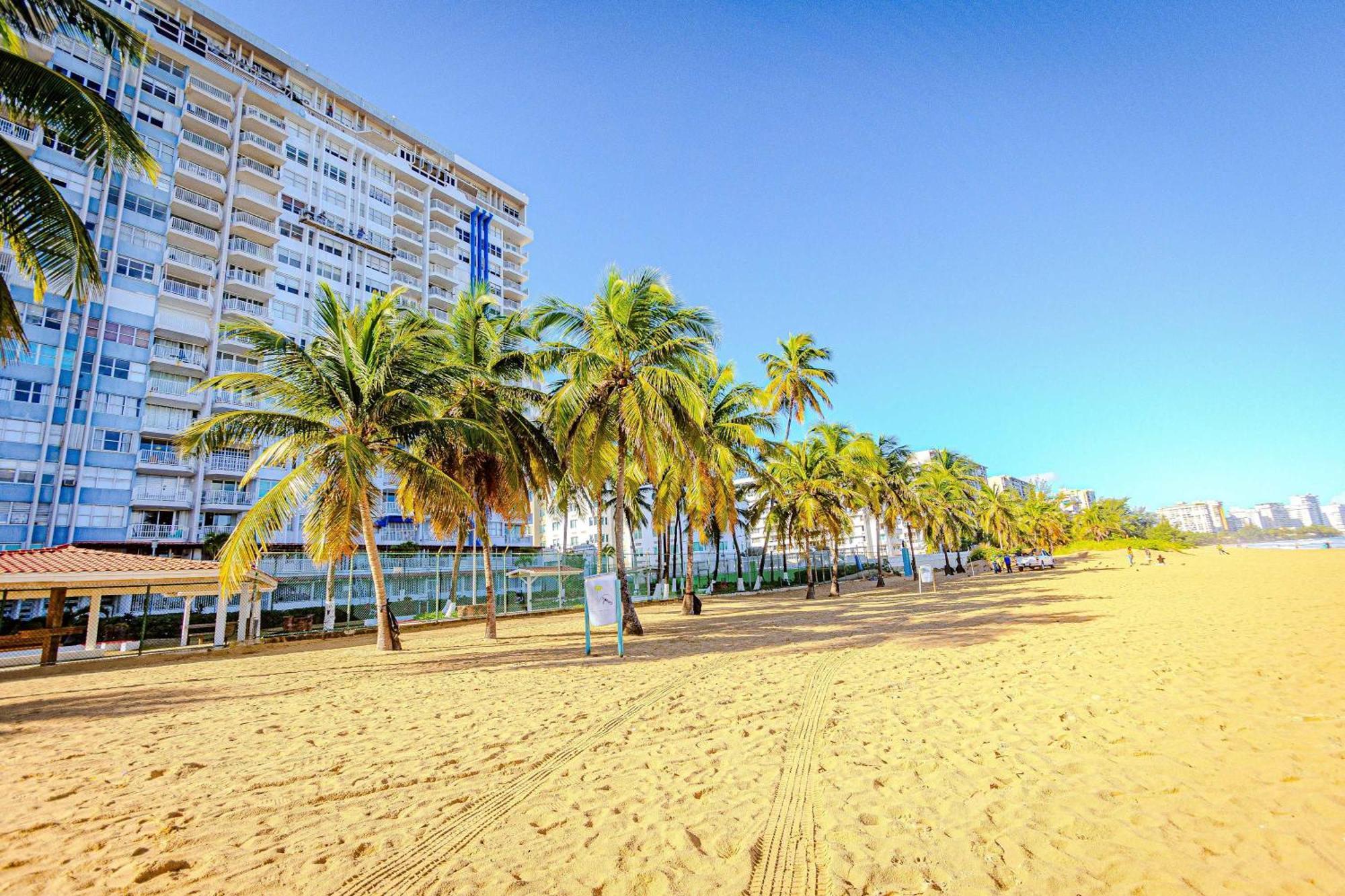 Sunset Paradise Cozy Beachfront Escape - Isla Verde San Juan Zewnętrze zdjęcie